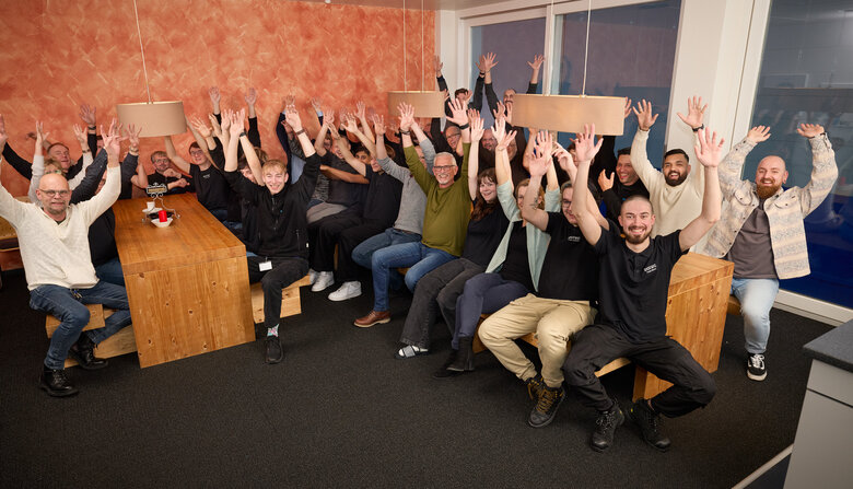 EOTEC Team im Bistro - Hände Oben - Viel Energie