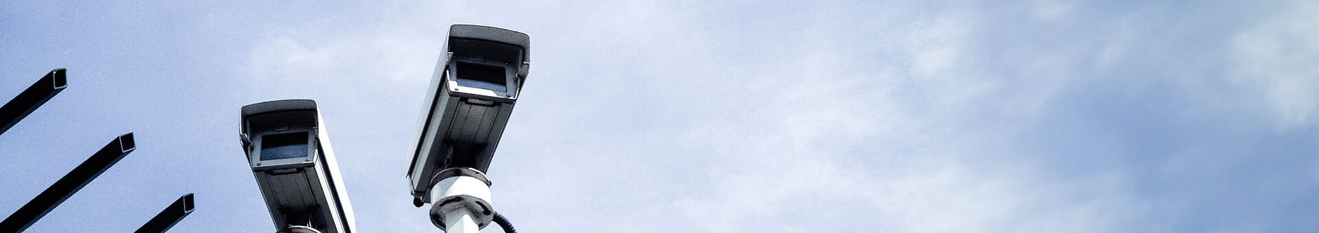Videosicherheitskameras blauer Himmel